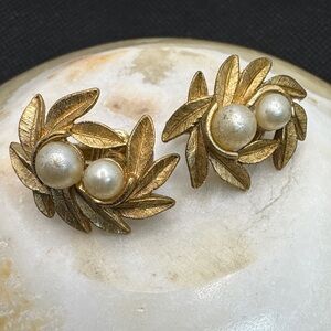 Avon vintage gold-tone faux pearl leaf cluster clip-on earrings.